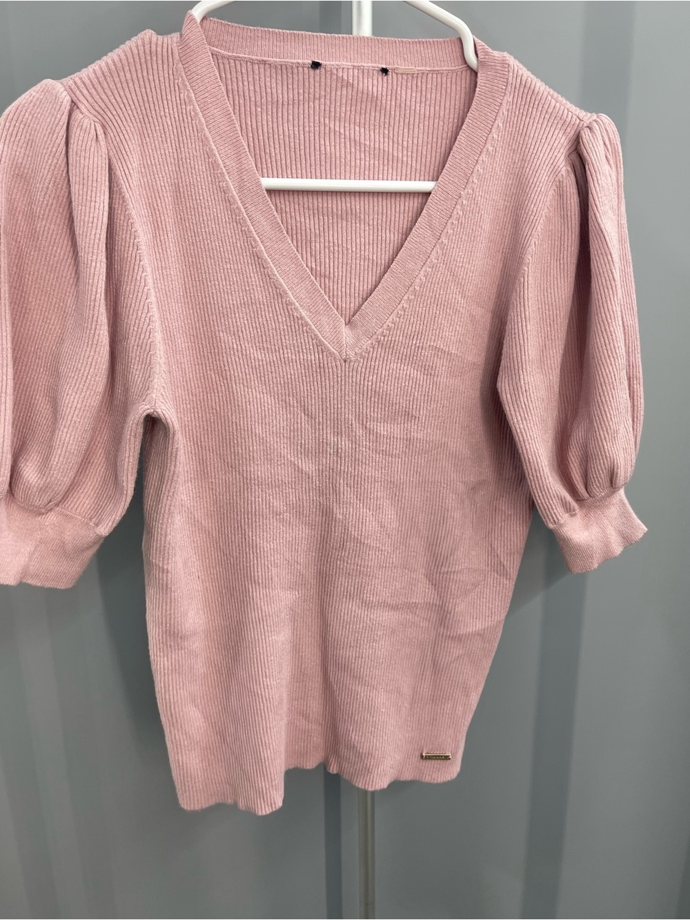 Tahari Dusty Pink Ribbed V-Neck Sweater with Puff Sleeves